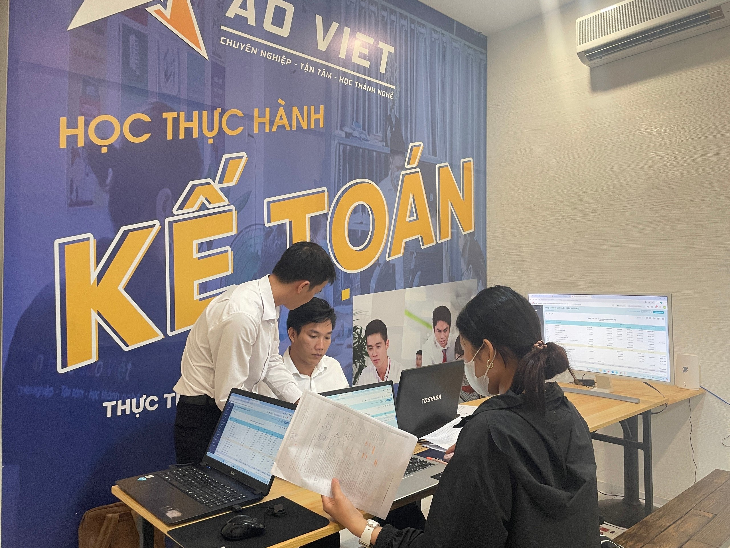 Giáo Viên Giảng Dạy Chuyên Nghiệp Các Lớp Tin Học