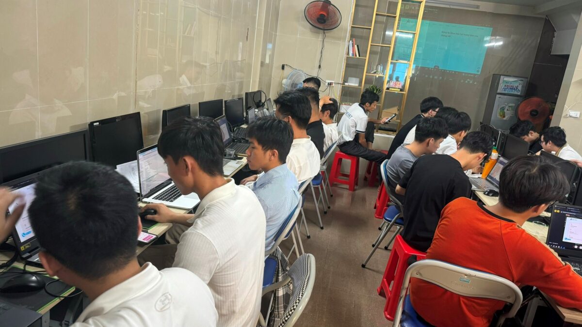 Học Viên đang Học Khoá Word Nâng Cao Tại Sao Việt