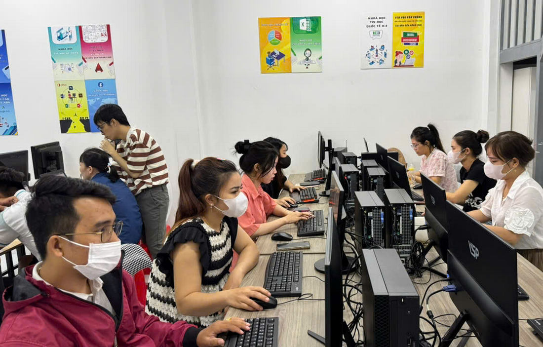 Học viên học ứng dụng AI trong Kinh Doanh tại Trung Tâm Tin học