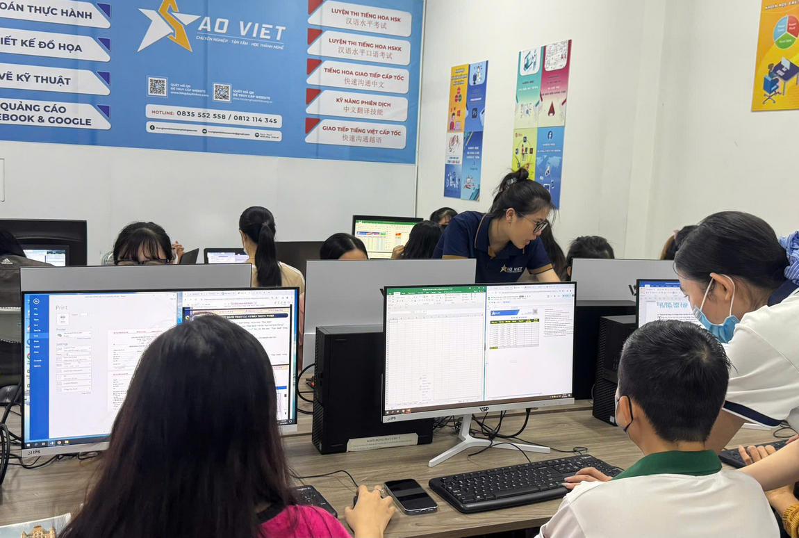 Học viên học AI tại lớp học